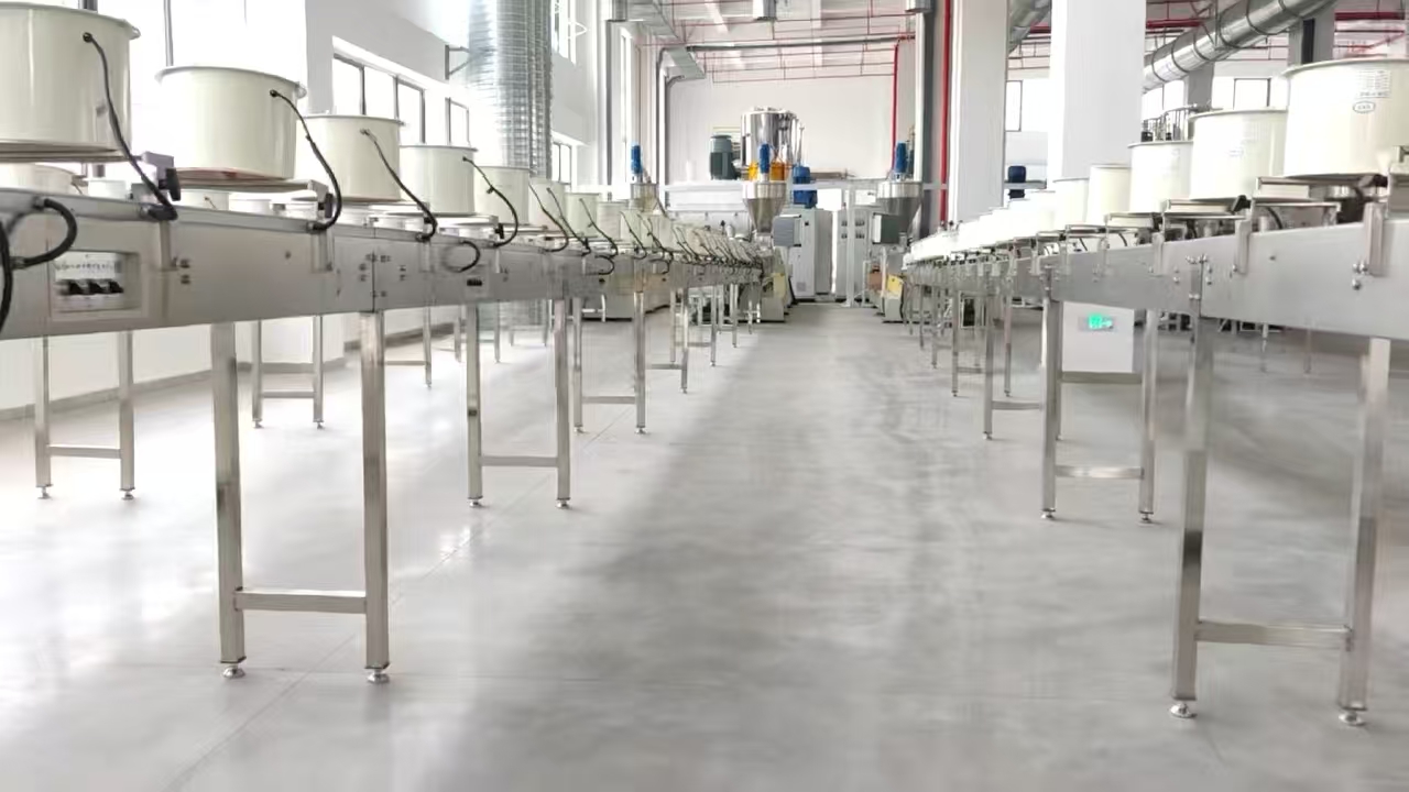 福建阳竹新材料科技有限公司购入连续购入南京聚力40余台竹粉降解料专用双螺杆挤出机