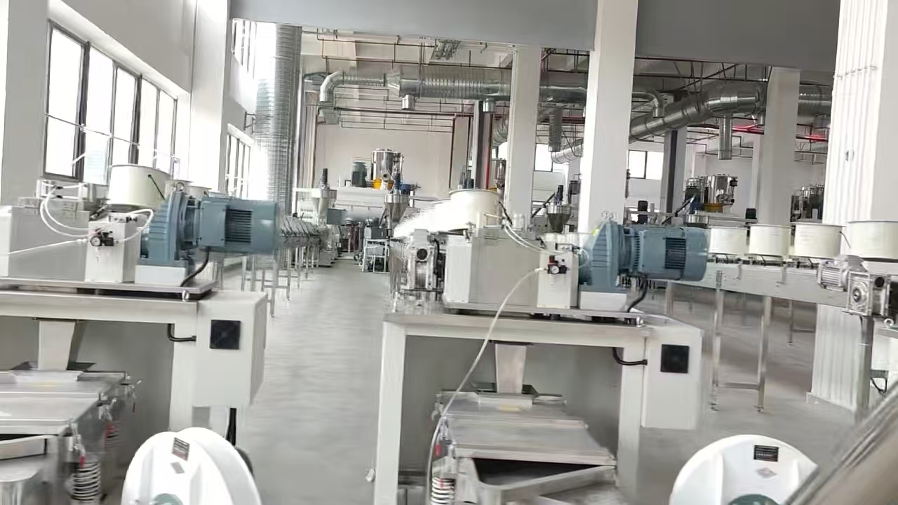 福建阳竹新材料科技有限公司购入连续购入南京聚力40余台竹粉降解料专用双螺杆挤出机