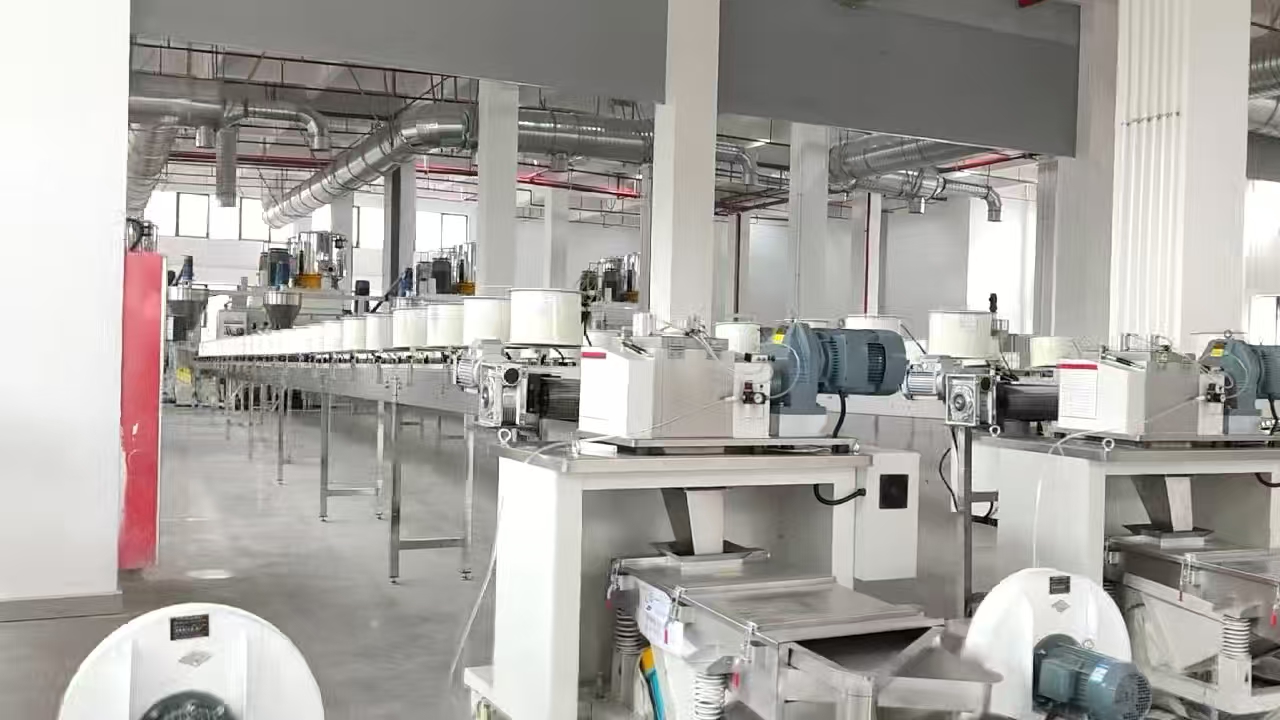 福建阳竹新材料科技有限公司购入连续购入南京聚力40余台竹粉降解料专用双螺杆挤出机